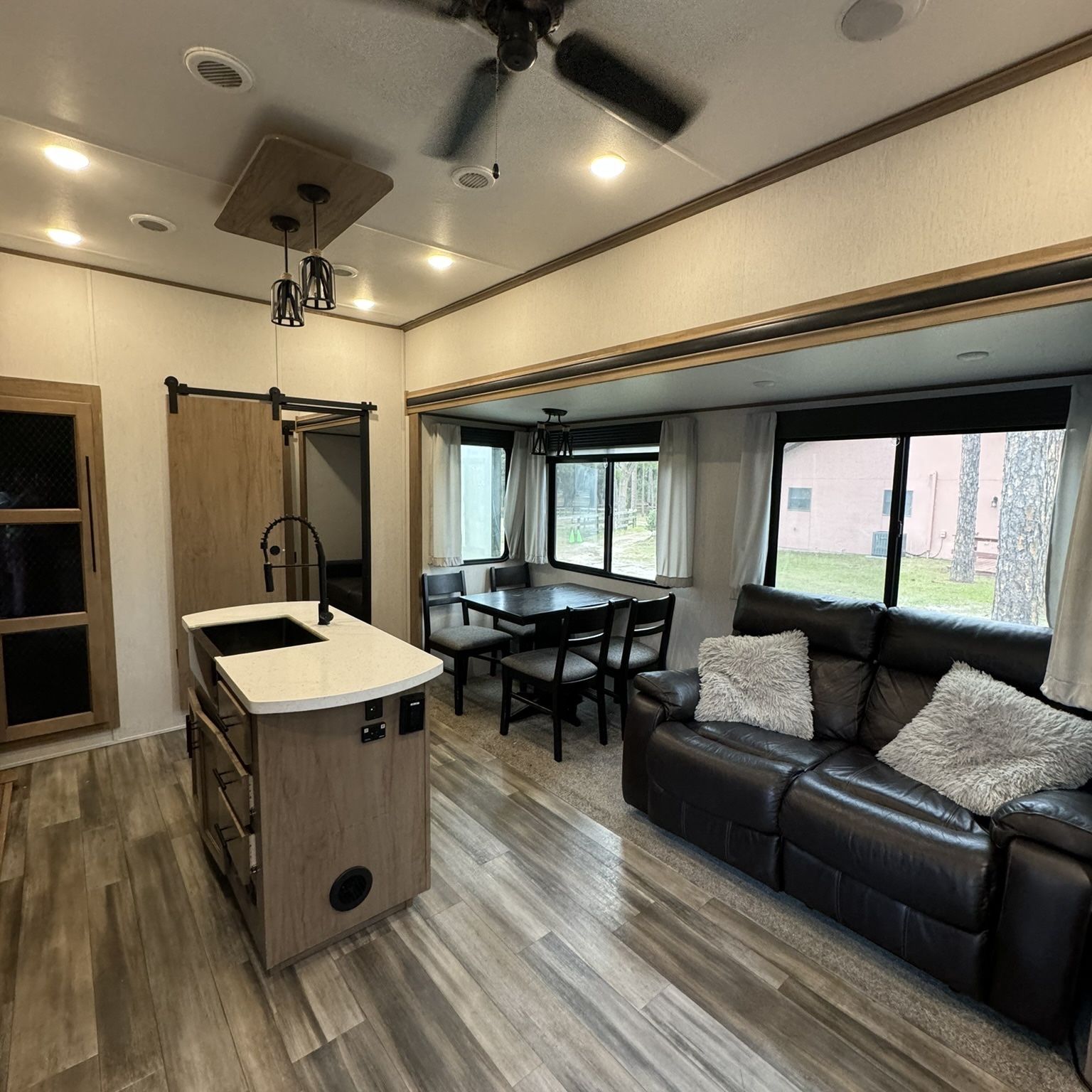 43’ Fifth Wheel, 2bds 2full Baths, Washer/dryer