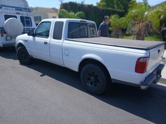 2005 Ford Ranger buenas condiciones automatica 6 cilindros tiene 280.000 pero el motor fue cambiado 4 puertas titulo limpio