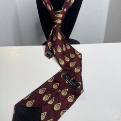 Bill Blass Black Label 100% silk tie with a red and gold paisley pattern,