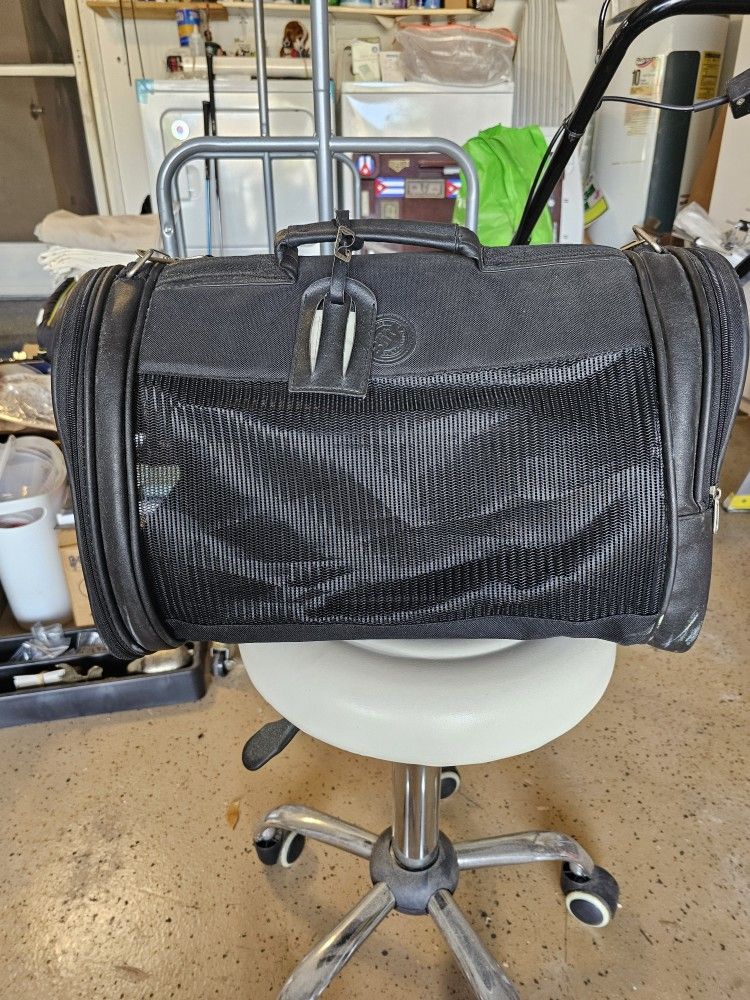 BLITZ SMALL PET CARRIER. BLACK.