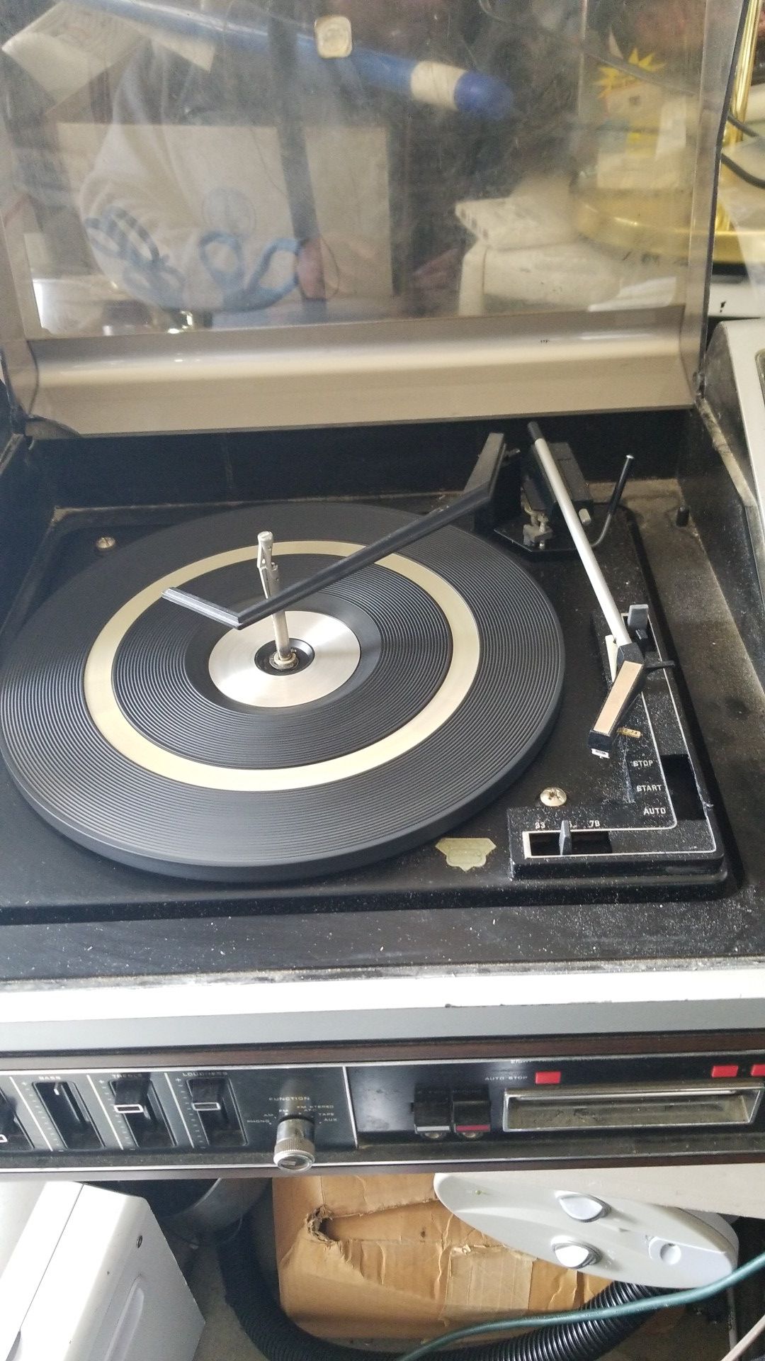 Zenith's old school record player Works