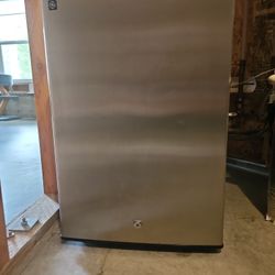 GE 4.3 CU Mini Refrigerator With Freezer 