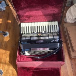 Mint Condtion Accordian Comes With Vintage Case From 40”s
