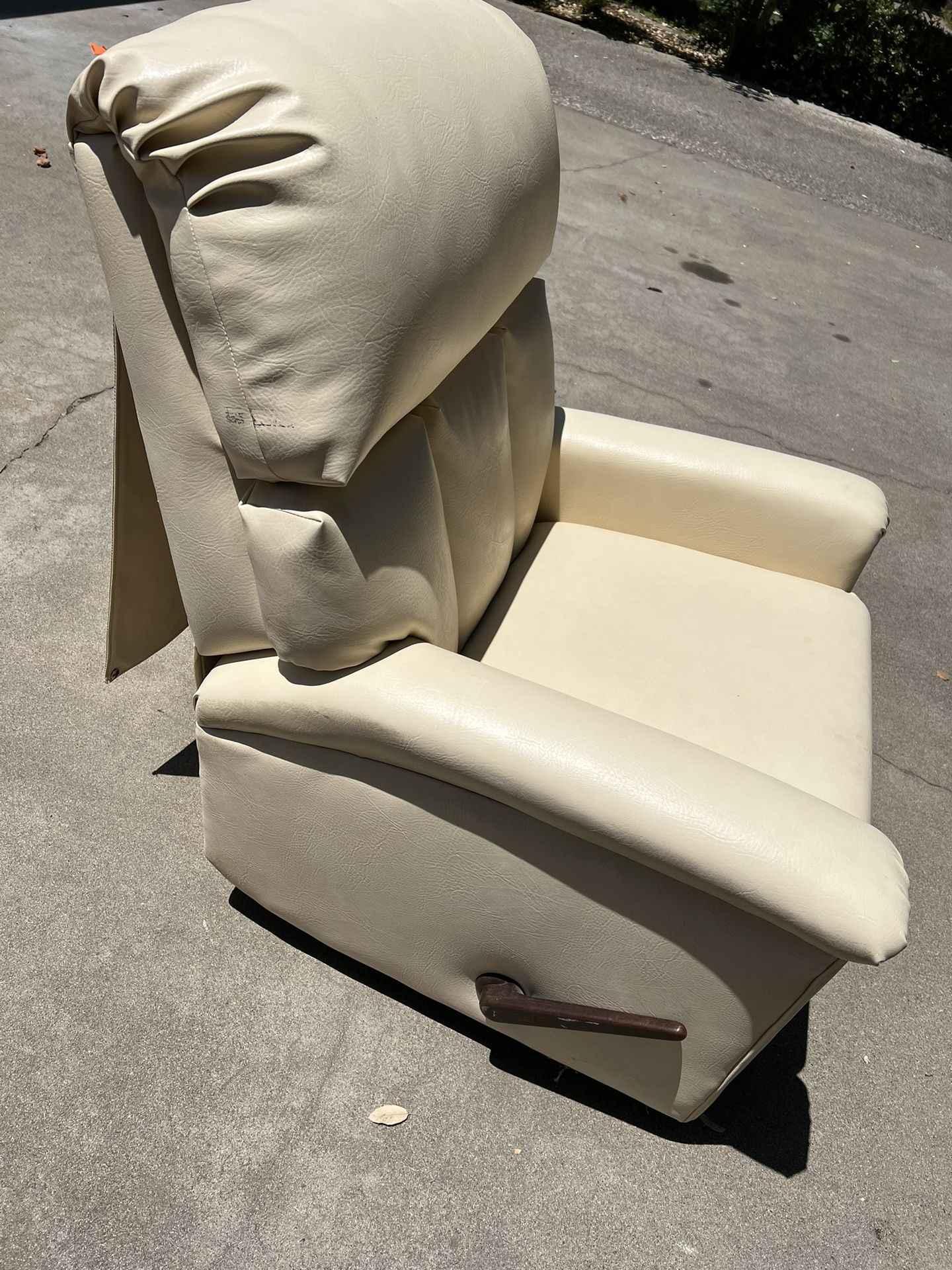 White Leather Recliner for Sale in Modesto, CA OfferUp