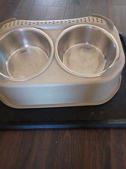 Elevated dog bowls