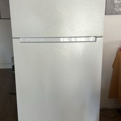 NEW Vissani Fridge w/ Freezer – Clean & Working Great
