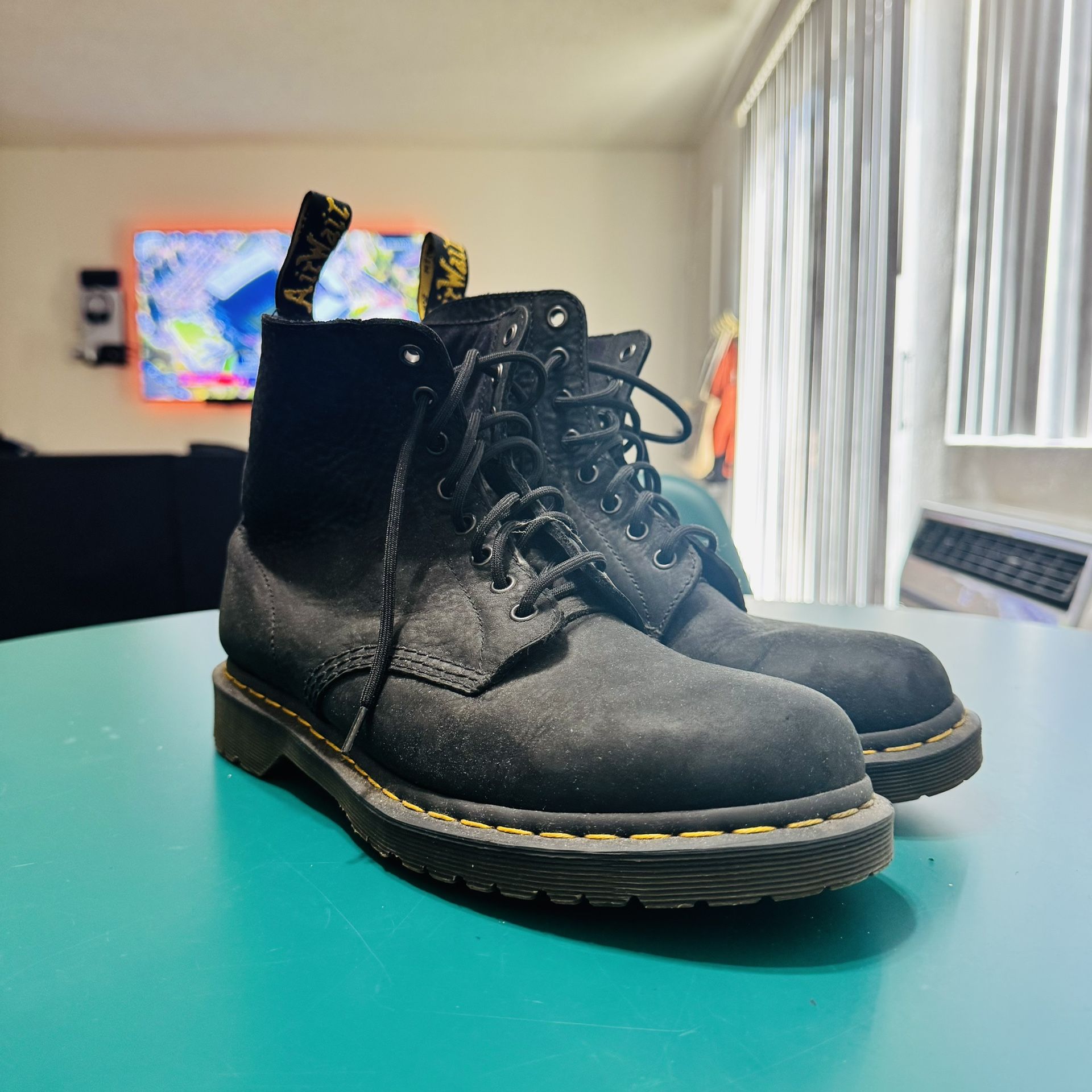 DR MARTEN 1460 SUEDE SIZE 10 BLACK LEATHER