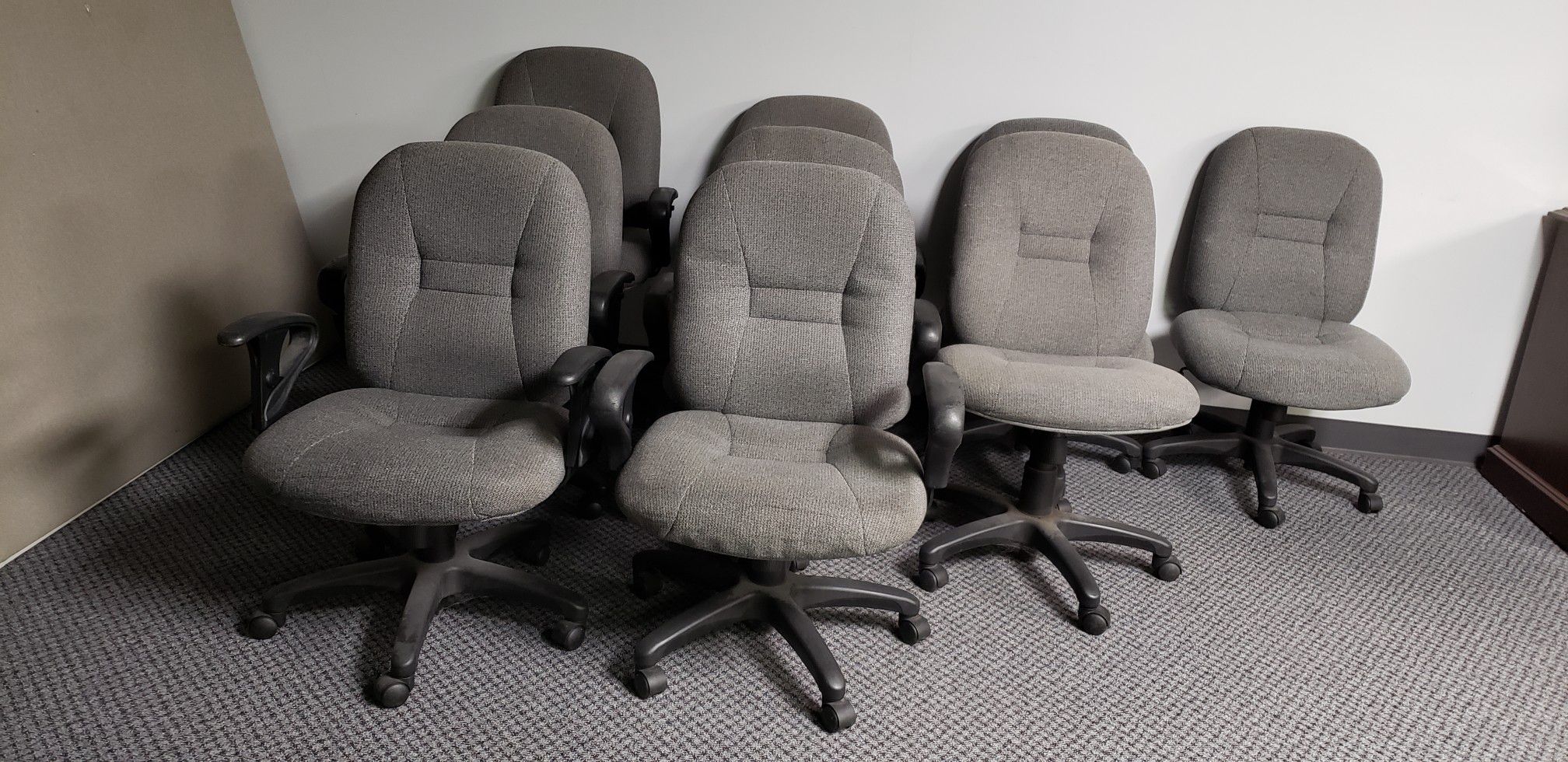 Office Desk Chairs. (9)