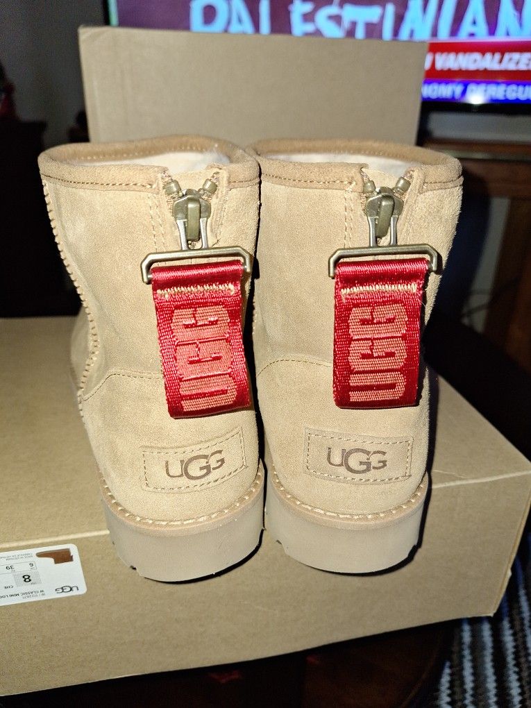Brand NEW UGG SHORT SIZE 8 WOMENS BOOTS
