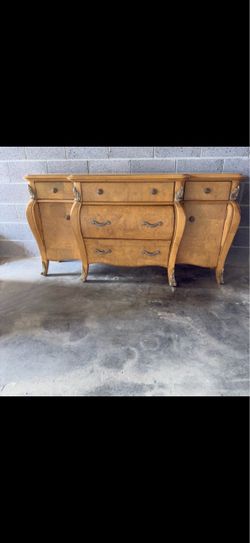 ❤️BEAUTIFUL SOLID WOOD BUFFET CAN ALSO BE USED AS LIVING ROOM STAND 60” x 28”x 37”❤️