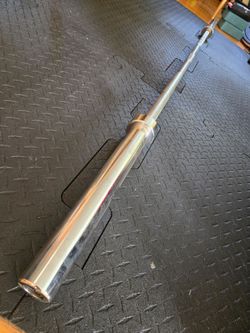 Good condition 7ft 45lb Olympic Bar w/ center knurl