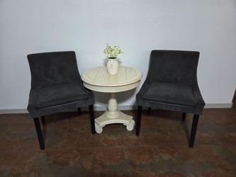 Round Coffee Table and chairs