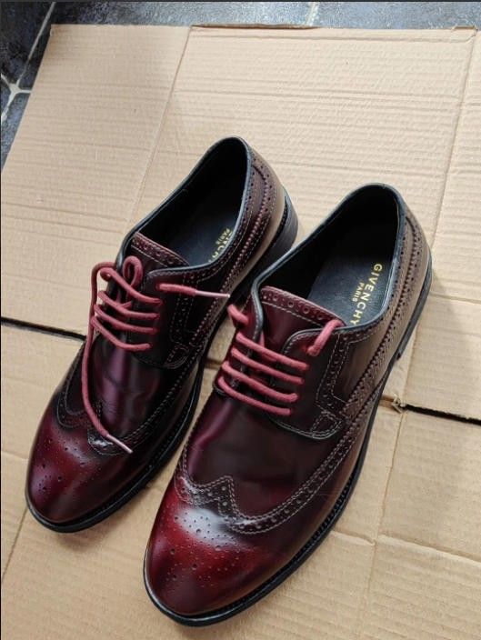 Givenchy men's leather shoes are 95 new, with minimal wear and tear on the soles