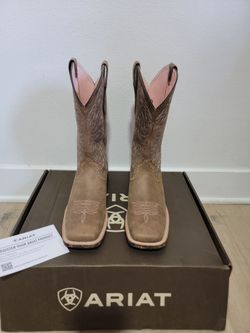 Ariat boots women size 9 New (The size is a 10)