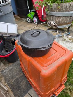 Lodge  8 quart  cast iron dutch oven