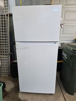 Midea Full-Size Refrigerator w/ Top Freezer – 67" Tall (AZUSA)