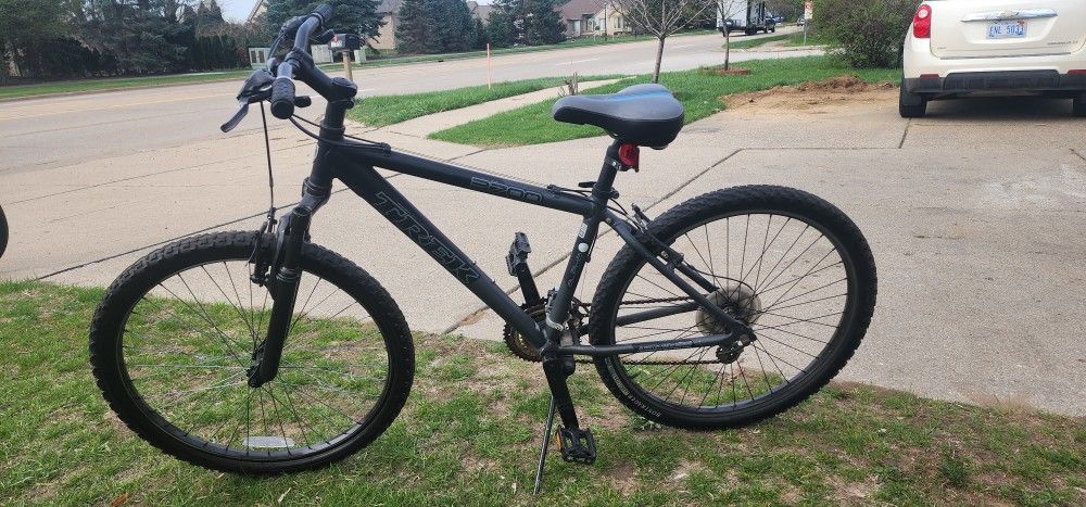 TREK MENS MOUNTAIN BIKE