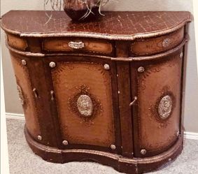 BEAUTIFUL  SIDE BOARD OR CHEST  VERY GOOD CONDITION