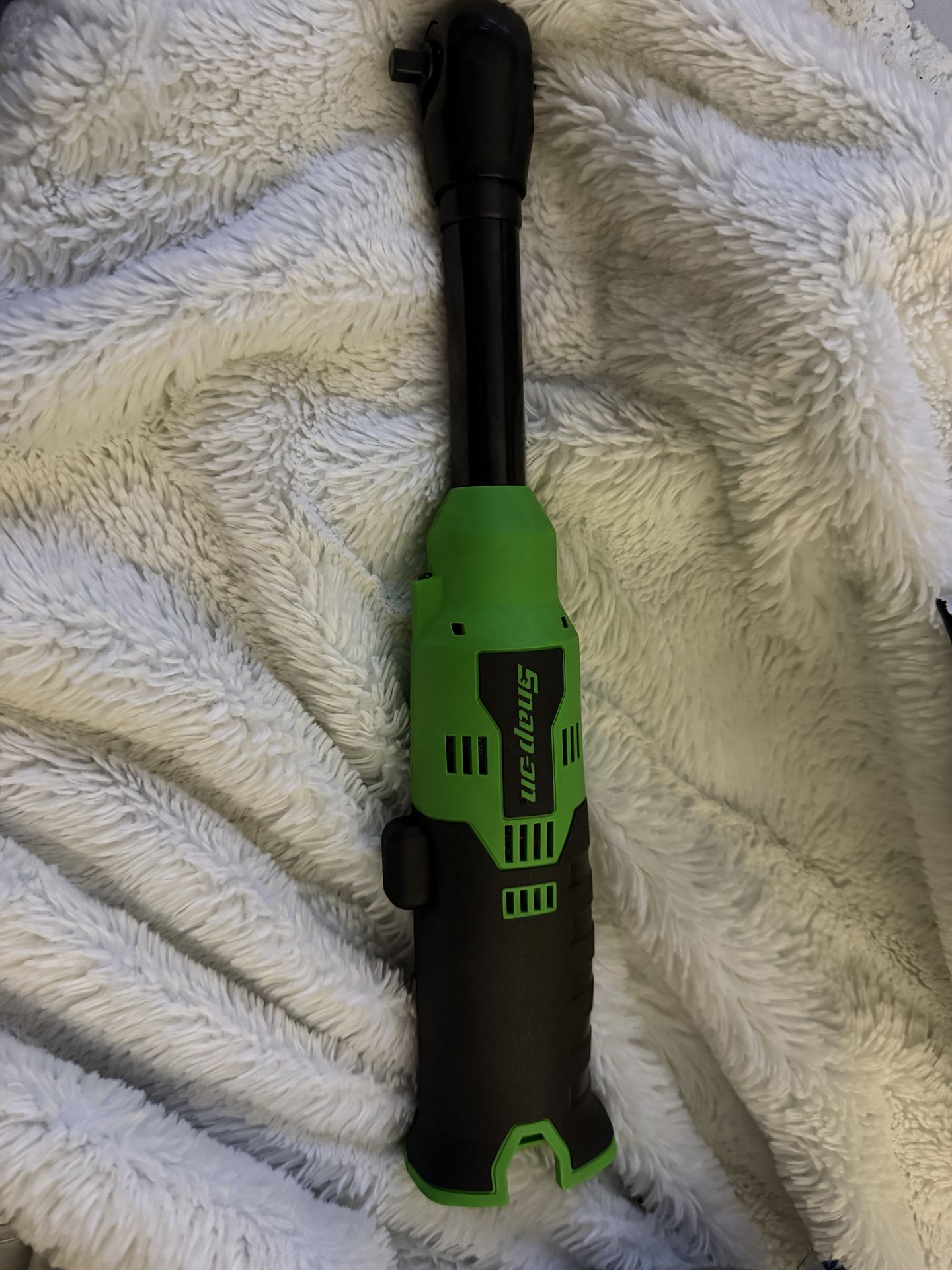 Snap on battery ratchet