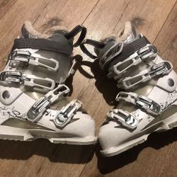 Salomon Ski Boots Women, Youth 230-235 mm size 6 size 6.5