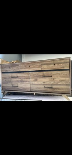 Dresser drawers like new
