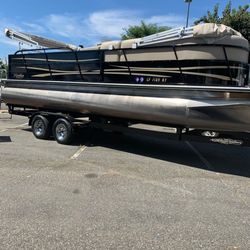 Pontoon Boat Bentley 