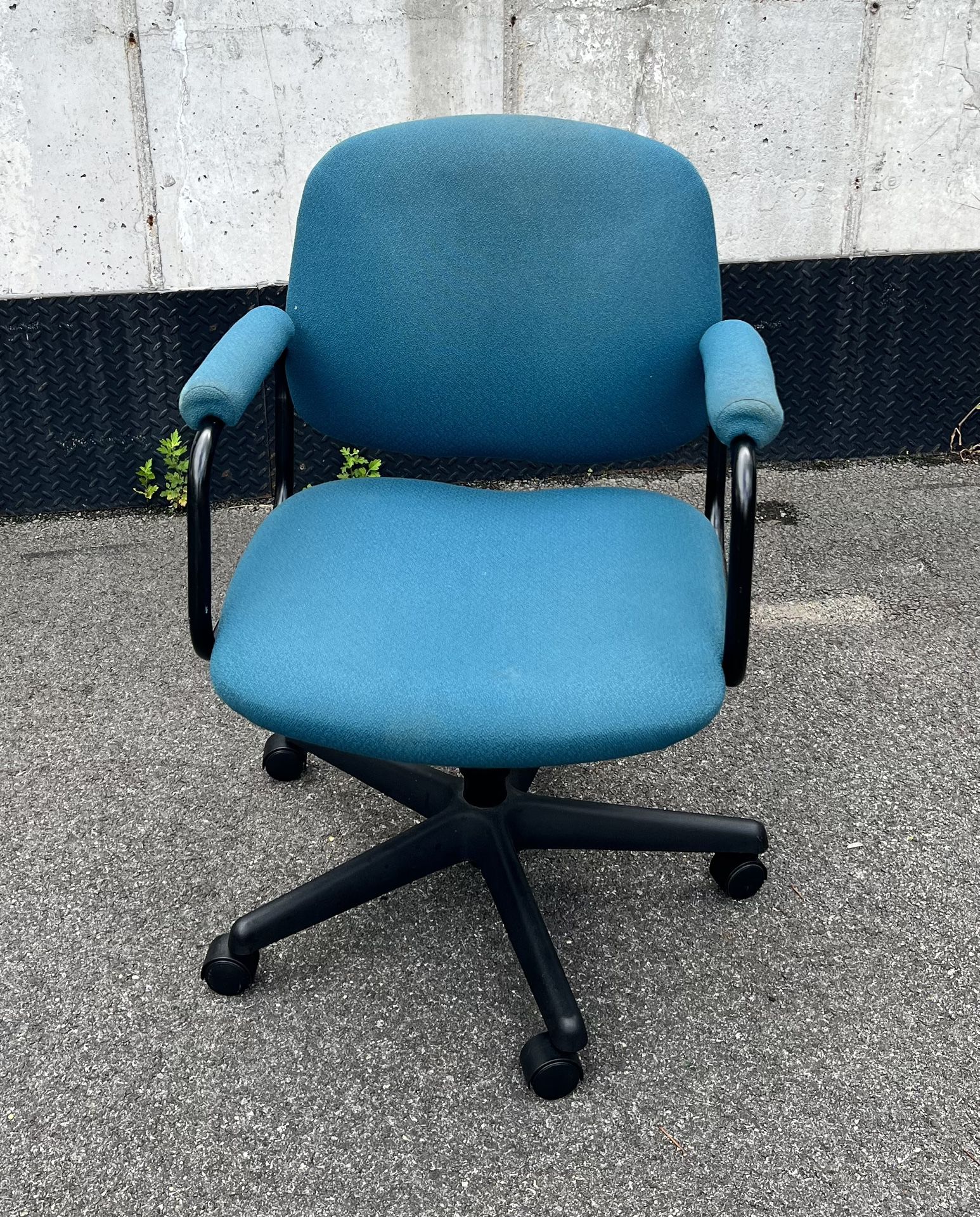 Free Delivery 🚚 Desk Chair With Wheels 