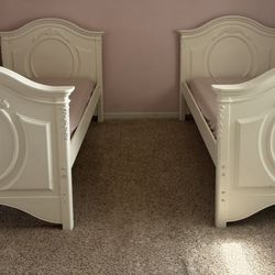 Twin Beds 
