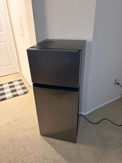 Vissani Mini Fridge with Top Freezer