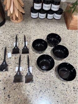 Brand new! Set of 5 hair color bowl and brush hairstylist salon