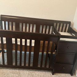   Comfortable Baby crib with changing table,drawer and Mattress 