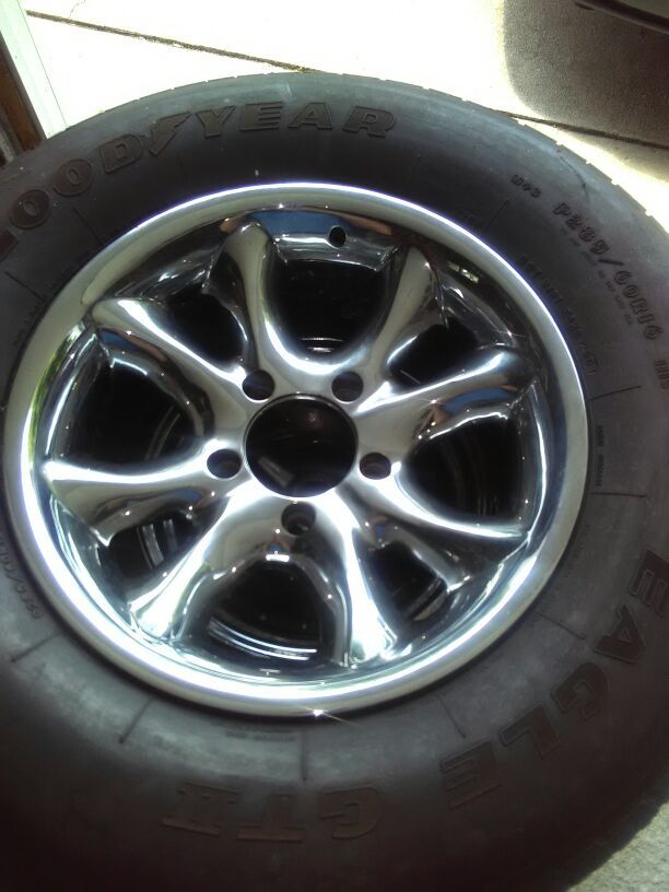 16" chrome rim. Was on 99 -F150