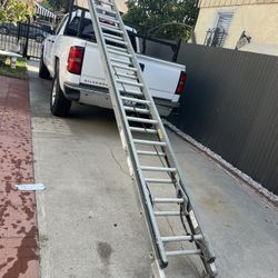 Escalera de 40 pies de aluminio casi nueva