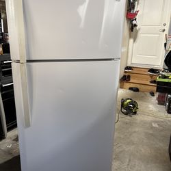 Large fridge - 20 CF - top freezer / bottom refrigerator