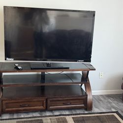 50 Inch Hitachi TV & Wooden TV Stand