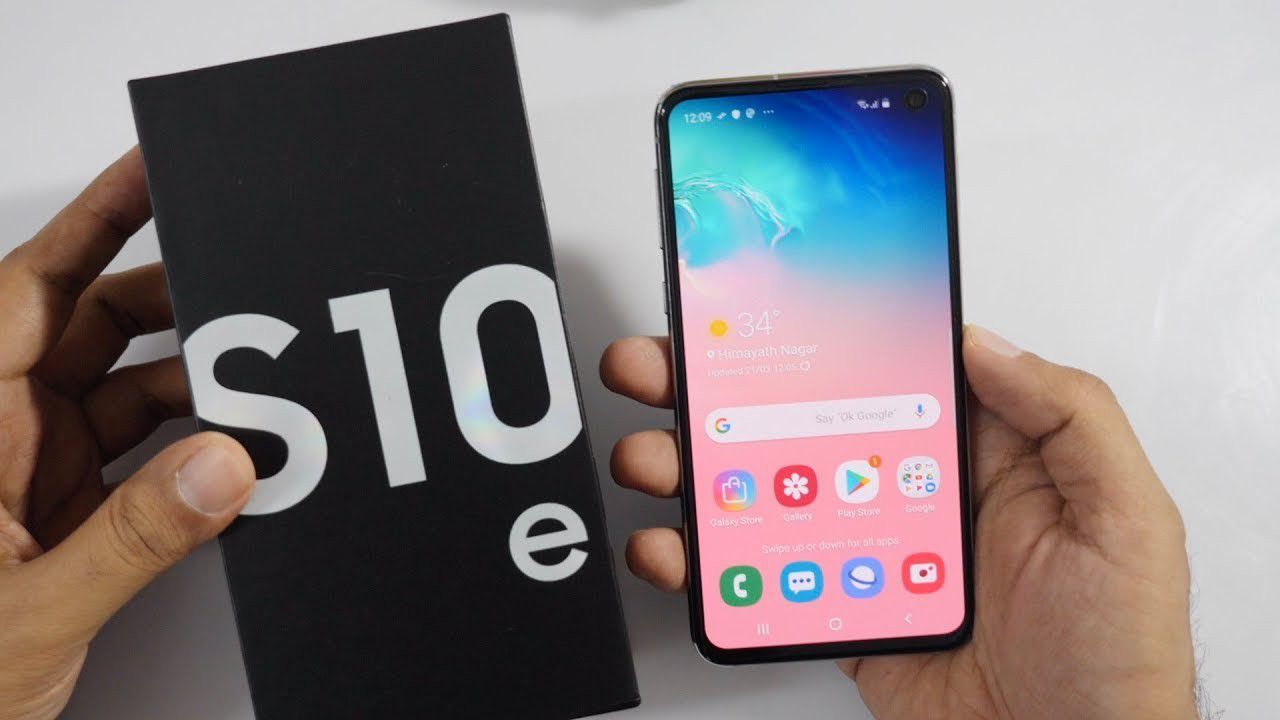 Samsung Galaxy S10E (128gb) comes with charger and 1 month Warranty