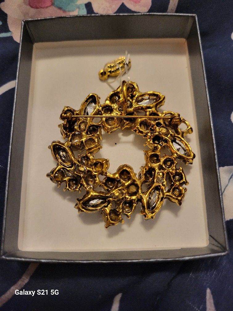 Antique Brooch Holiday