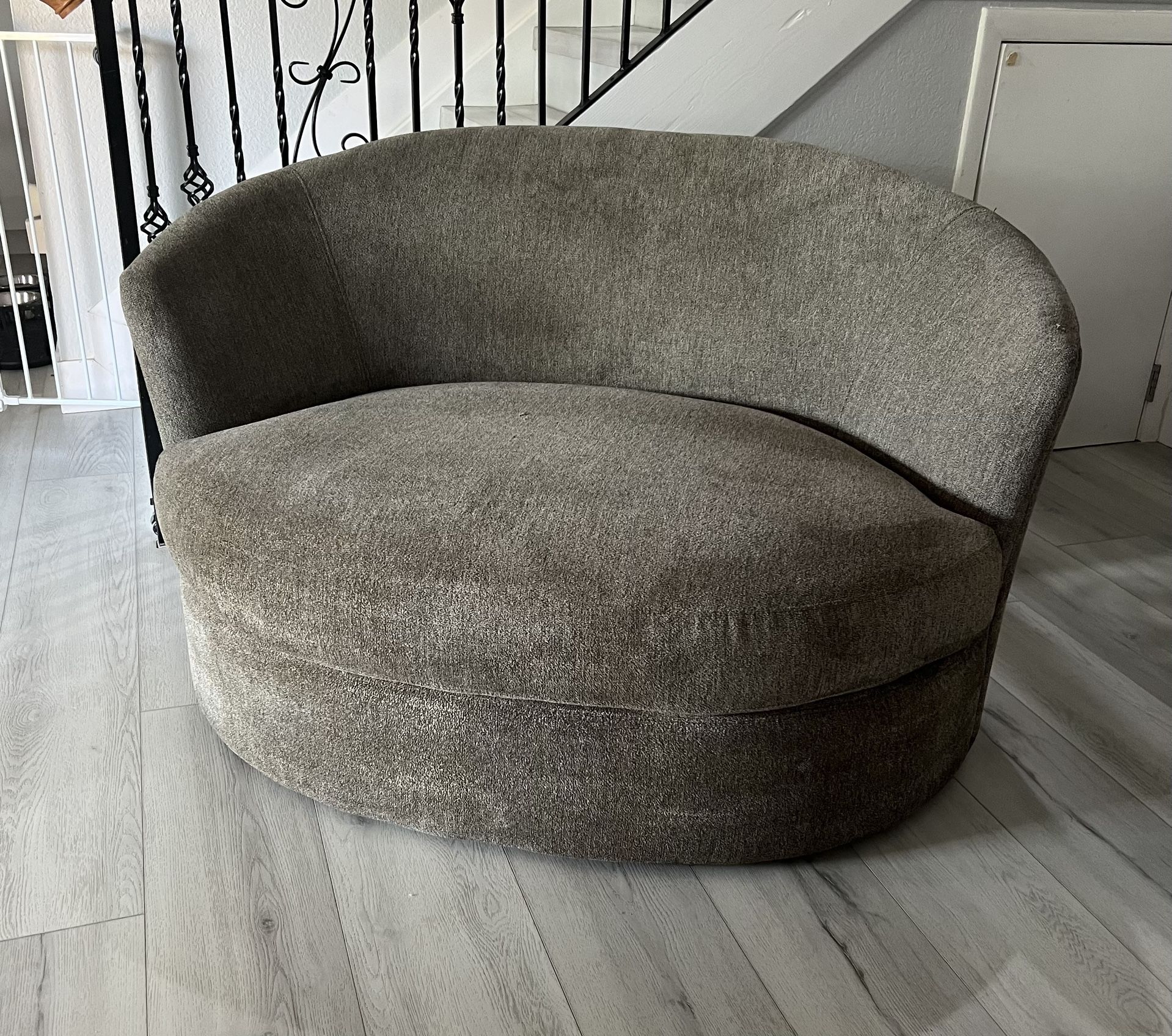 Swivel Accent Chair / Couch 
