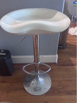 Bar stool (white) height adjustable