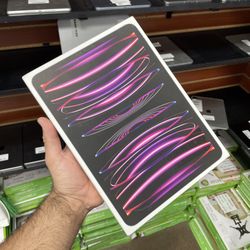 iPad Pro 11 inch 128GB WiFi Only Space Gray with Store Warranty And Financing Available!
