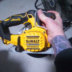 DeWalt 20v Saw, Battery And Speed Charger With Bag Included 