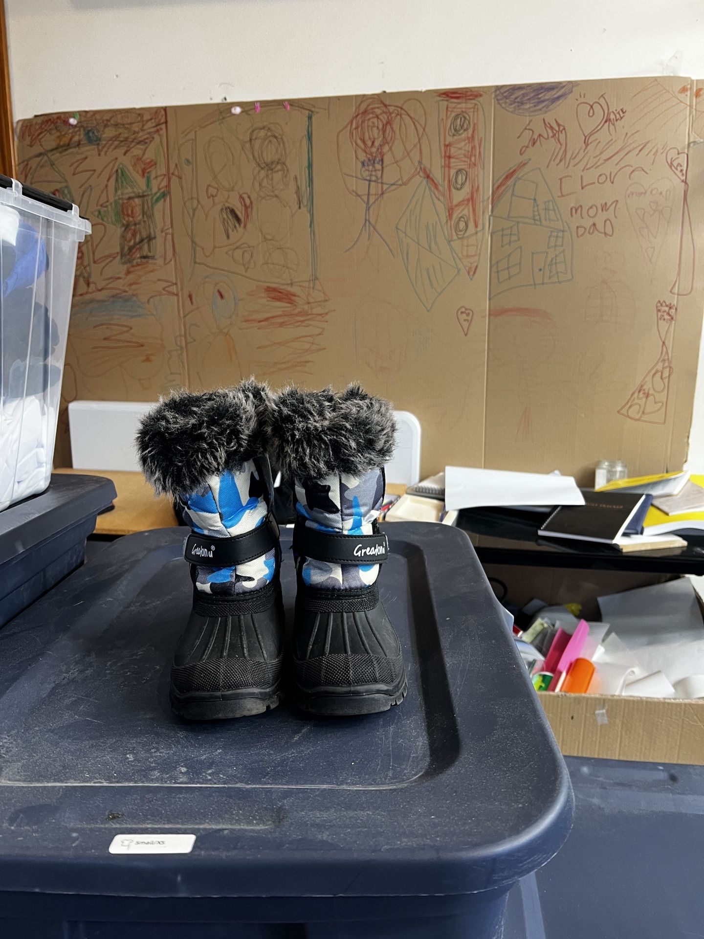 Boys like new size 11 boots snow boots furry boots