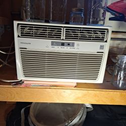 Nice Frigidaire Air Conditioner. Runs Like New 8000btu