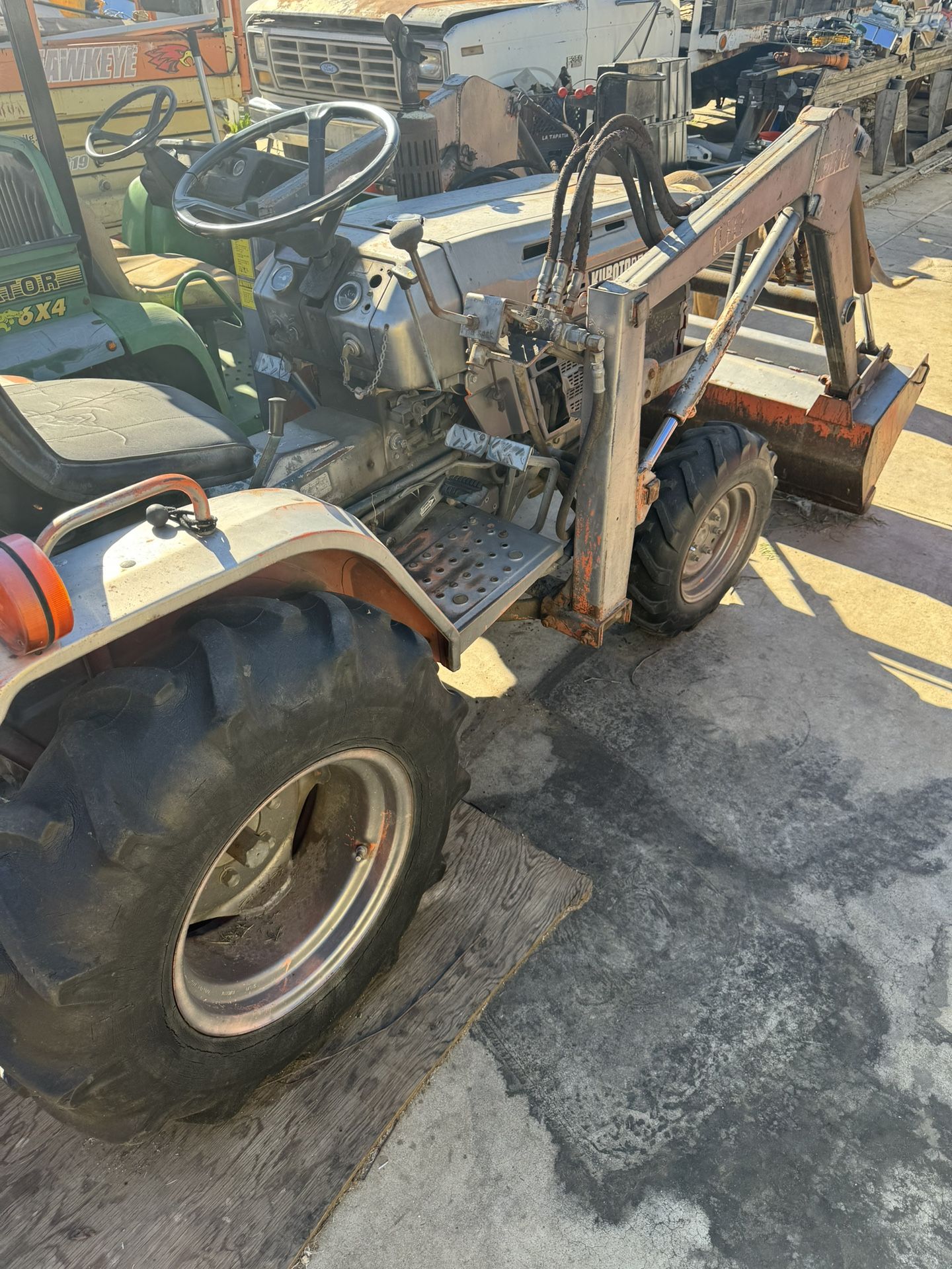 Kubota B7200 4 Wheel Hydro Static Drive Loader Tractor