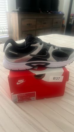 NWT Men’s V5 RNR Nike size 7
