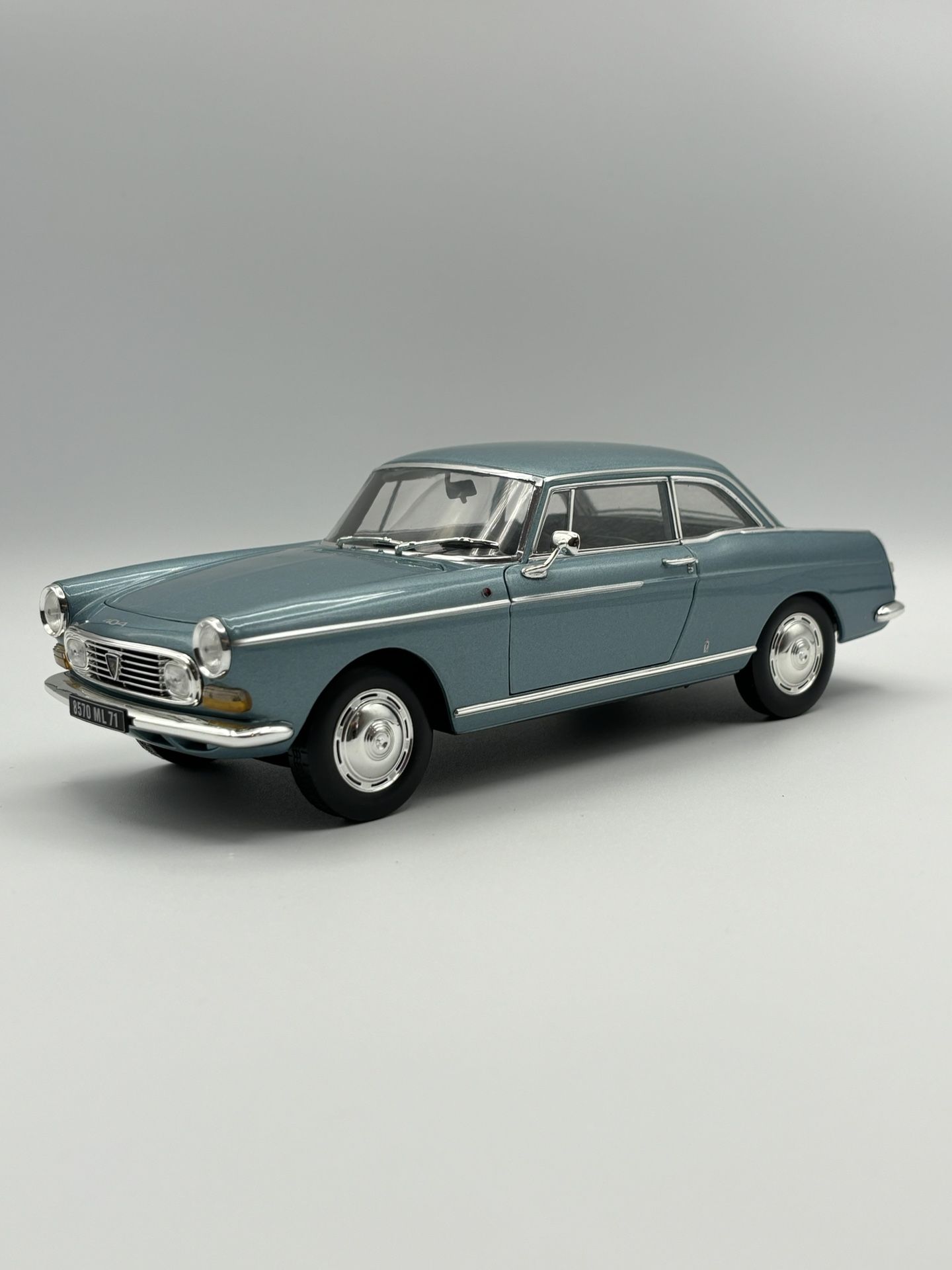 ‘68 Peugeot 404 Coupe 1:18 Model Car