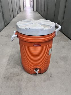 Rubbermaid Orange water Gallon Big