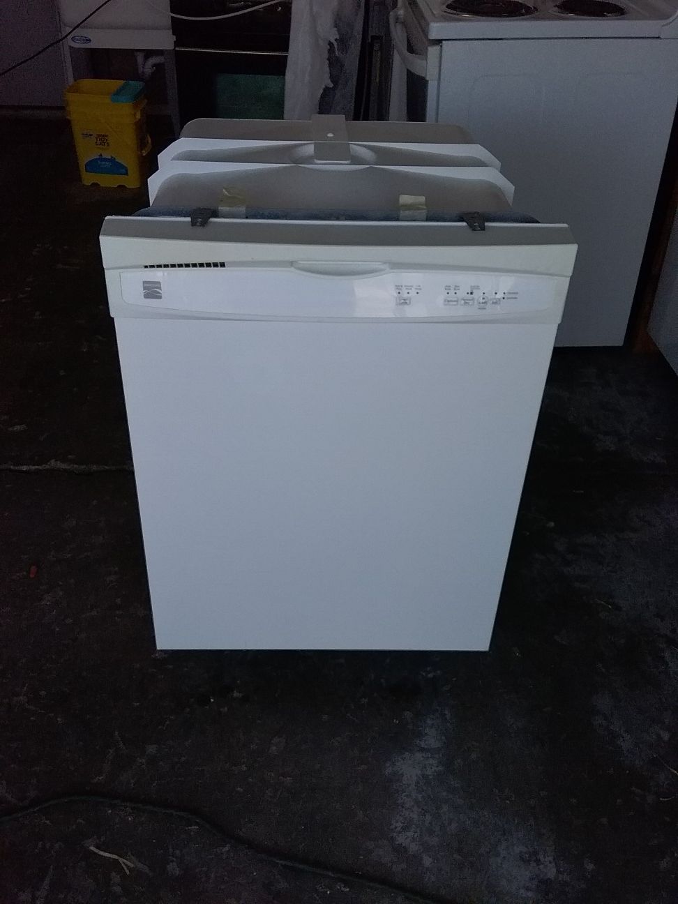 White Kenmore dishwasher with plastic tub in excellent working condition