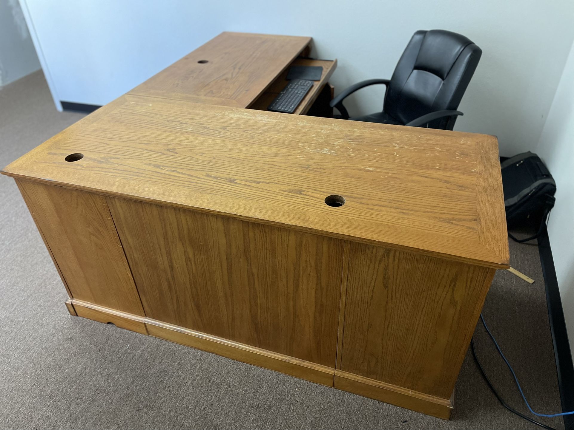 Sectional corner desk in real good condition With key do you like to draw for security included chair