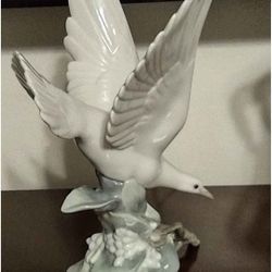 Lladró Porcelain Figurine, Specifically the "Turtle Dove" model #4550.